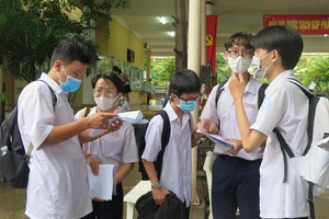 Thí sinh trao đổi bài sau khi đã kết thúc bài thi môn Toán tại điểm thi trường THPT Hiệp Bình, TP.HCM. Ảnh: PHẠM ANH