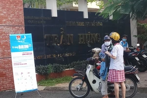 Tại điểm thi Trường THPT Trần Hưng Đạo, Gò Vấp, trong khi tất cả thí sinh đã lên phòng thi thì thí sinh này mới đến điểm thi. Ảnh: NQ