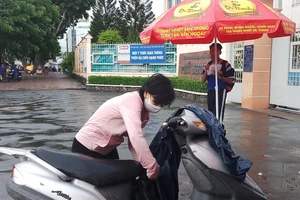 Con quên Atlat, mẹ vội vàng mang đến điểm thi