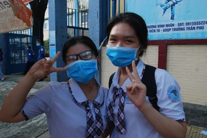 Thí sinh tươi cười sau môn thi cuối cùng của kỳ thi tốt nghiệp THPT. Ảnh: DANH NGUYỄN