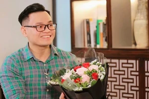 Thầy giáo Đỗ Đức Anh trong một lần tư vấn tuyển sinh tại trường THCS Nguyễn Du, quận 1. Ảnh: NVCC