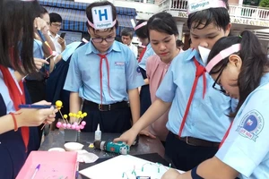 Học sinh trường THCS Lê Qúy Đôn, quận 3 trong một tiết học Hóa được thực hiện theo phương pháp STEM. Ảnh: NQ