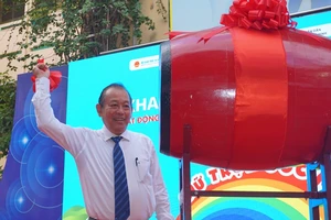 Phó Thủ tướng Trương Hòa Bình dự lễ khai giảng tại TP.HCM