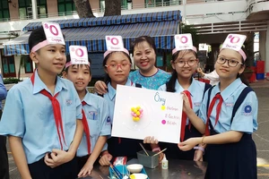 Học sinh dùng điện thoại trong lớp: Lợi hay hại nhiều hơn?