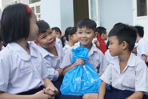 'Con nhận được nhiều quà lắm!'