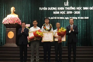 TP.HCM thưởng 150 triệu đồng cho HS đạt Huy chương Bạc 