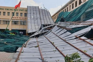 Trường THPT Bình Phú tan hoang sau lốc xoáy: HS nghỉ 2 ngày