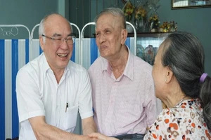 Trưởng ban Tuyên giáo Thành ủy thăm các nhà giáo tiêu biểu