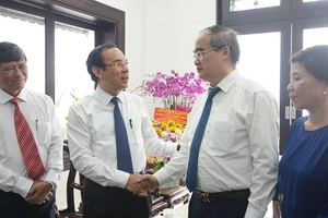 Bí thư Thành ủy Nguyễn Văn Nên thăm nhà giáo tiêu biểu