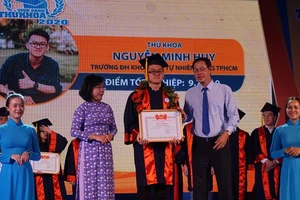 Nam sinh đạt thủ khoa kép