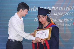 Tân Hoa hậu Đỗ Thị Hà nhắn nhủ đến tân thủ khoa