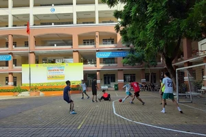 Học sinh học cùng bệnh nhân 1349, một trường phải đóng cửa