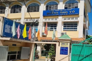 Hai nam sinh đặt máy quay lén trong nhà vệ sinh nữ