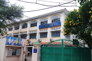 2 nam sinh đặt máy quay lén bị tạm dừng học tập một năm