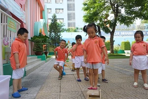 TP.HCM xin được tuyển nhân viên y tế, kế toán cho trường học