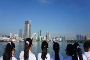  Học sinh đi tàu cao tốc ngắm Sài Gòn, thi Văn hay chữ tốt