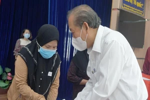 Phó Thủ tướng Trương Hòa Bình tặng quà tết cho đồng bào Chăm