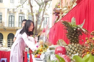 Học sinh tự tay sắm lễ vật giỗ tổ Hùng Vương