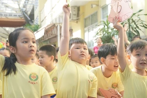 Học sinh lớp 1 hào hứng với ngày hội 'Một thoáng quê hương'