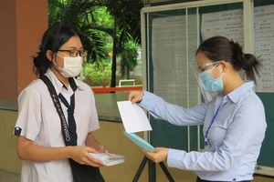 Thí sinh thoải mái bước vào bài thi đầu tiên của kỳ thi đặc biệt