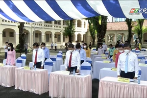 Phút mặc niệm tưởng nhớ nạn nhân COVID-19 trong lễ khai giảng tại TP.HCM