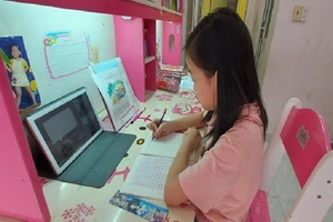 Ngày đầu chính thức học online: Phụ huynh liên tục chất vấn cô về bài giảng! 