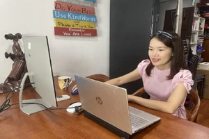 Giáo viên dạy trực tuyến: Vất vả gấp chục lần dạy trực tiếp!