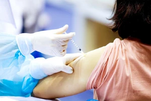 Trường học khảo sát về tiêm vaccine, phụ huynh băn khoăn 