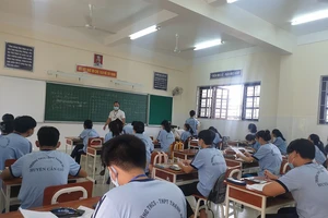 Học sinh Cần Giờ đi học lại được tặng đồng phục 