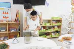 Phụ huynh thích thú khi tham dự bữa ăn của con