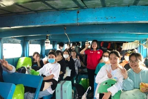 TP.HCM: 29 thí sinh xã đảo Thạnh An vào bờ sớm để kịp dự thi tốt nghiệp 