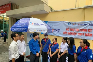 Bí thư Trung ương Đoàn thăm đội hình tiếp sức mùa thi tại TP.HCM