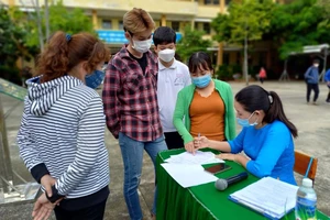 Phụ huynh 'nháo nhào' đăng ký tổ hợp môn lớp 10 cho con 