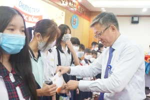 "Với suất học bổng vừa nhận chắc mẹ sẽ bớt lo âu" 