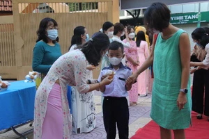 Cô giáo hóa nàng tiên đón học sinh lớp 1 trong ngày tựu trường