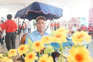 'Tết nhân ái' đến với người bán vé số, khó khăn