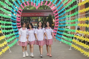 Học sinh sôi nổi 'check in' không gian tết trong trường học