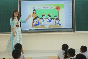 Giáo viên TP.HCM nhận quà tết Nguyên đán 1,8 triệu đồng