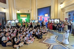 Học sinh tham quan Bảo tàng Lịch sử, thi Văn hay chữ tốt