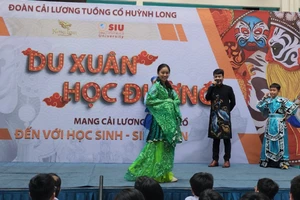Học sinh thích thú hóa thân vào nhân vật tuồng cổ 