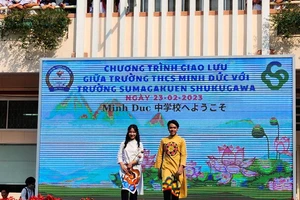 Học sinh Nhật Bản đến TP.HCM chơi nhảy dây, học làm đèn lồng