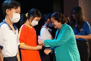 Nguyên Phó chủ tịch nước Trương Mỹ Hoa xúc động tại lễ trao học bổng