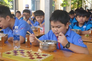 Học sinh TP.HCM được "chấm điểm" nhà vệ sinh và bữa ăn bán trú