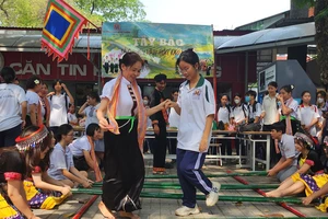 Học sinh Hùng Vương 'vui hết sảy' trong ngày học tập trải nghiệm