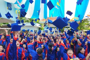 Lễ ra trường đầy cảm xúc của học sinh lớp 5 ở một ngôi trường 