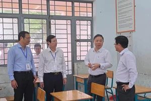 Phó Chủ tịch UBND TP.HCM kiểm tra công tác tổ chức kỳ thi tuyển sinh vào lớp 10