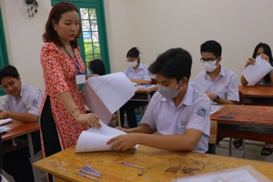 Thí sinh 'căng như dây đàn' trước khi bước vào môn thi đầu tiên