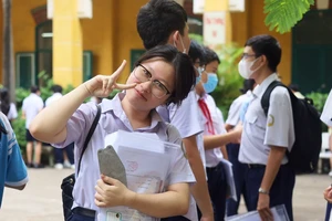 Thí sinh rạng ngời trước bài thi môn chuyên