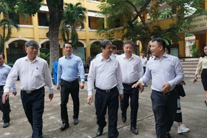 Bộ trưởng Bộ GD&ĐT kiểm tra công tác thi tốt nghiệp tại TP.HCM