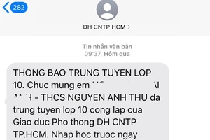 Nhận tin nhắn trúng tuyển vào lớp 10, phụ huynh hoang mang 